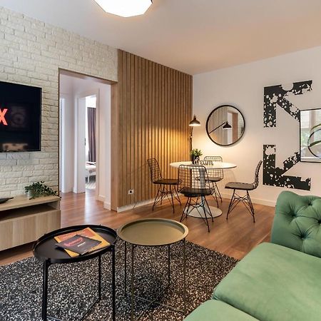 Downtown Retreat: Spacious 2-Br By Unirii Square Bukarest Exteriör bild