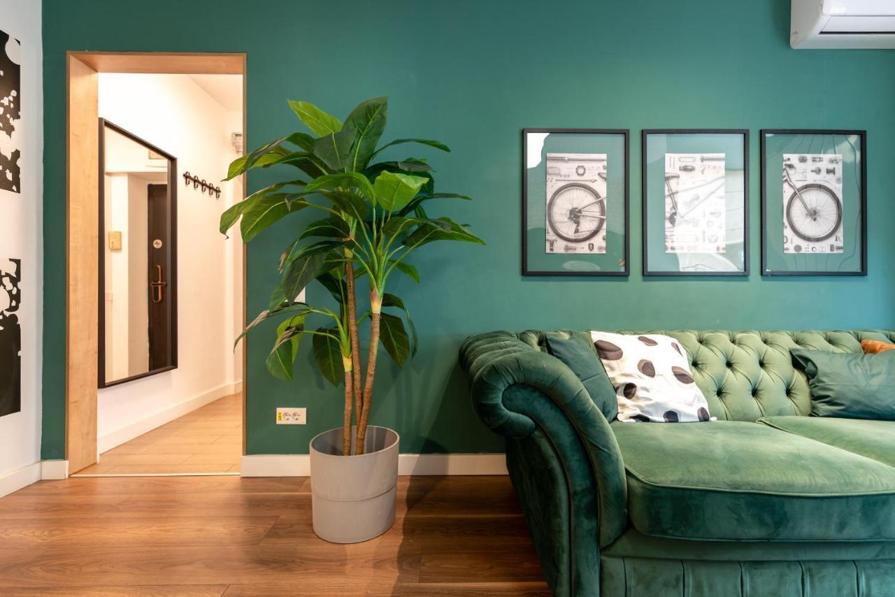 Downtown Retreat: Spacious 2-Br By Unirii Square Bukarest Exteriör bild
