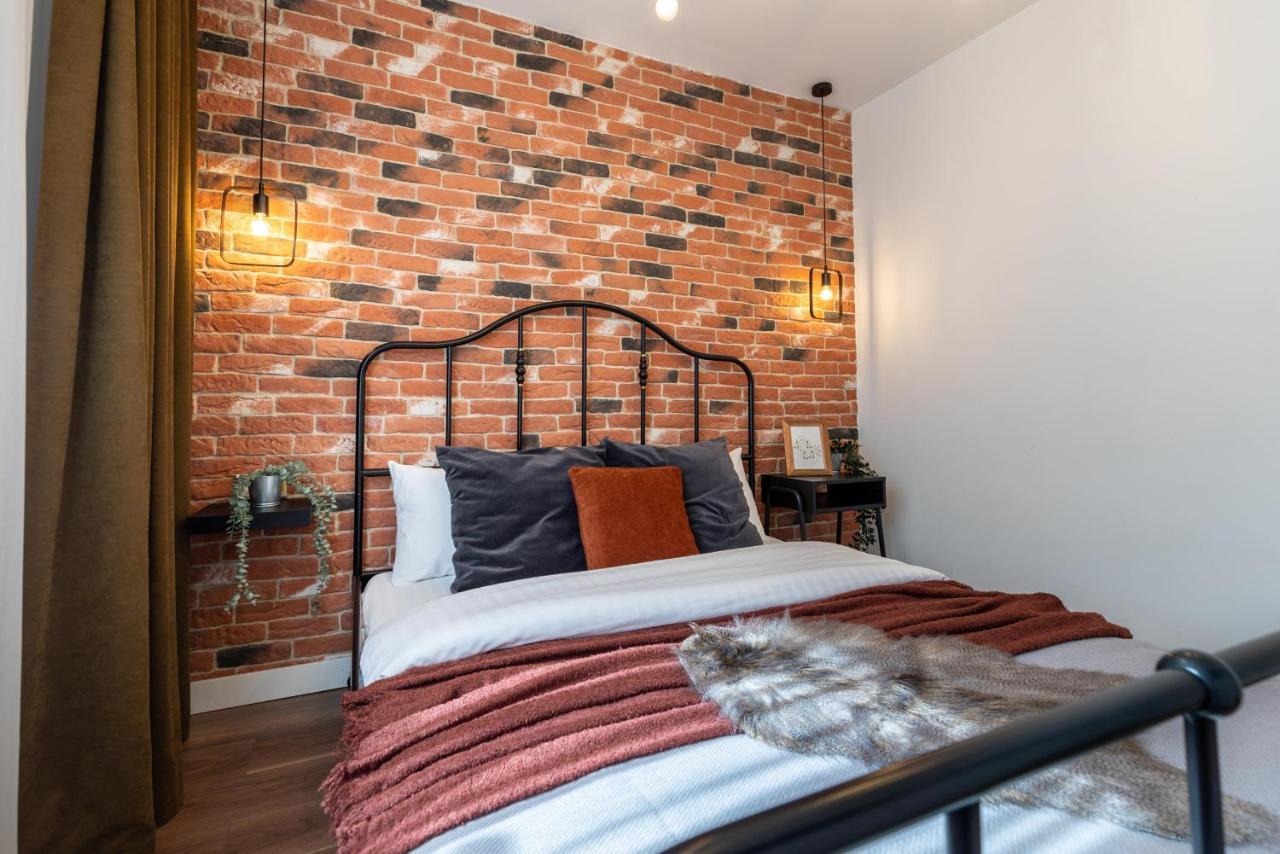 Downtown Retreat: Spacious 2-Br By Unirii Square Bukarest Exteriör bild