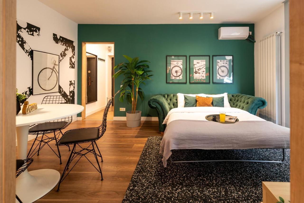 Downtown Retreat: Spacious 2-Br By Unirii Square Bukarest Exteriör bild