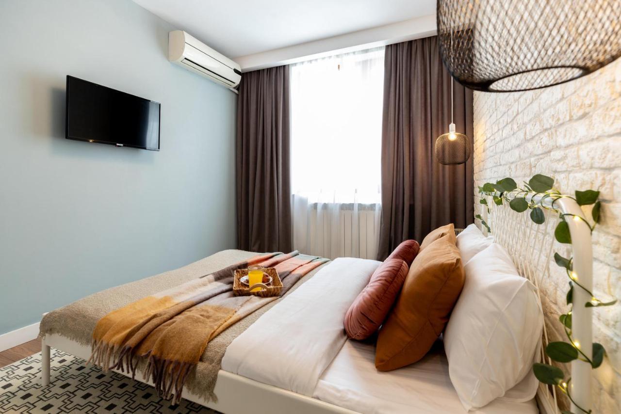 Downtown Retreat: Spacious 2-Br By Unirii Square Bukarest Exteriör bild