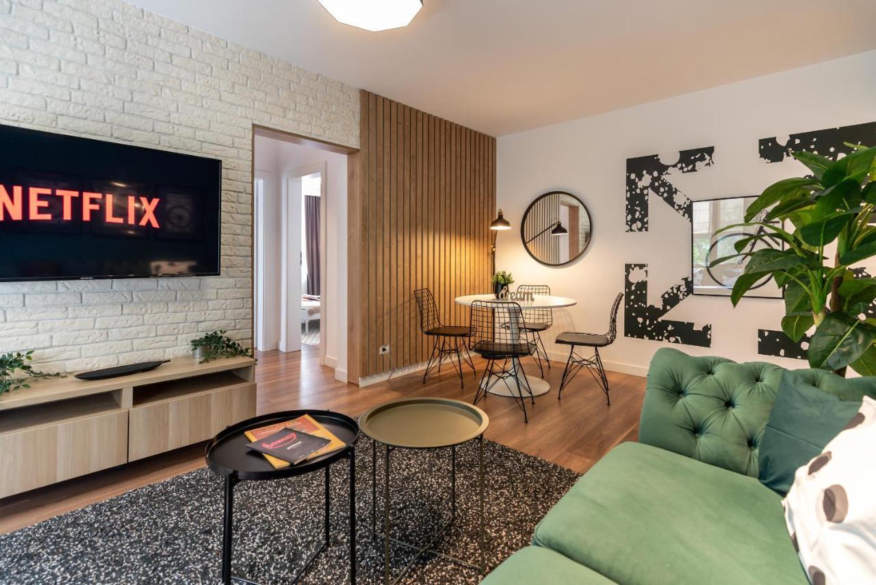 Downtown Retreat: Spacious 2-Br By Unirii Square Bukarest Exteriör bild