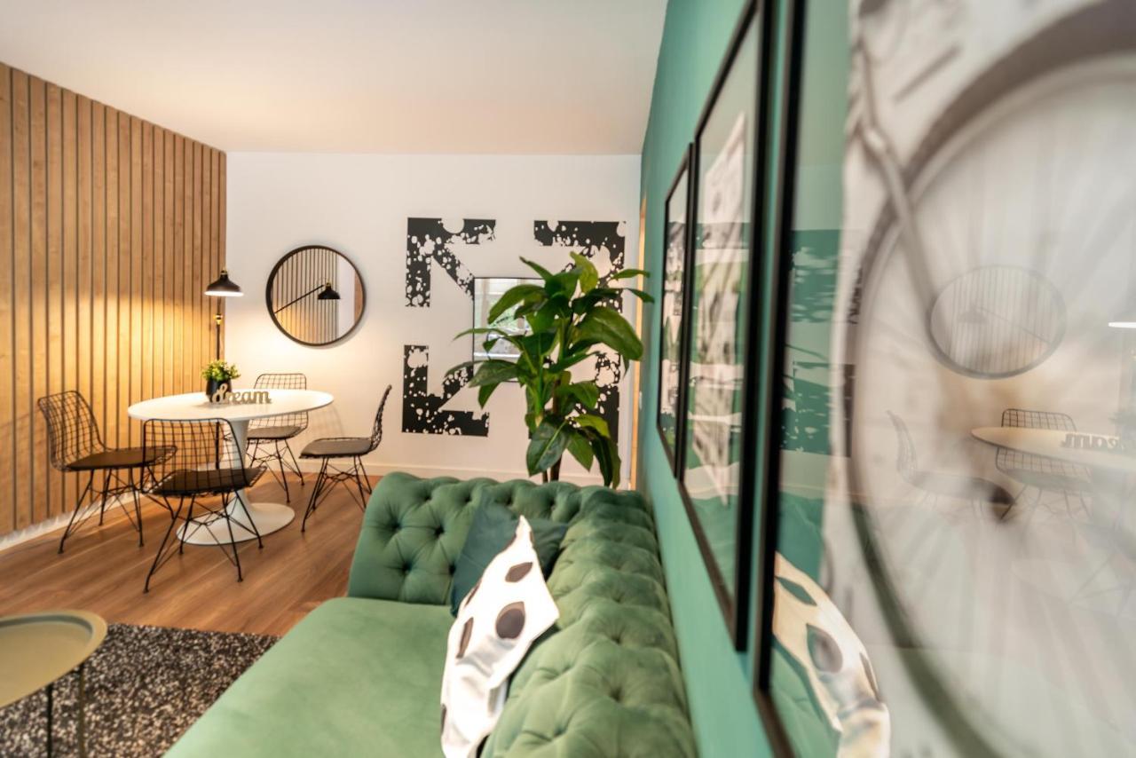 Downtown Retreat: Spacious 2-Br By Unirii Square Bukarest Exteriör bild