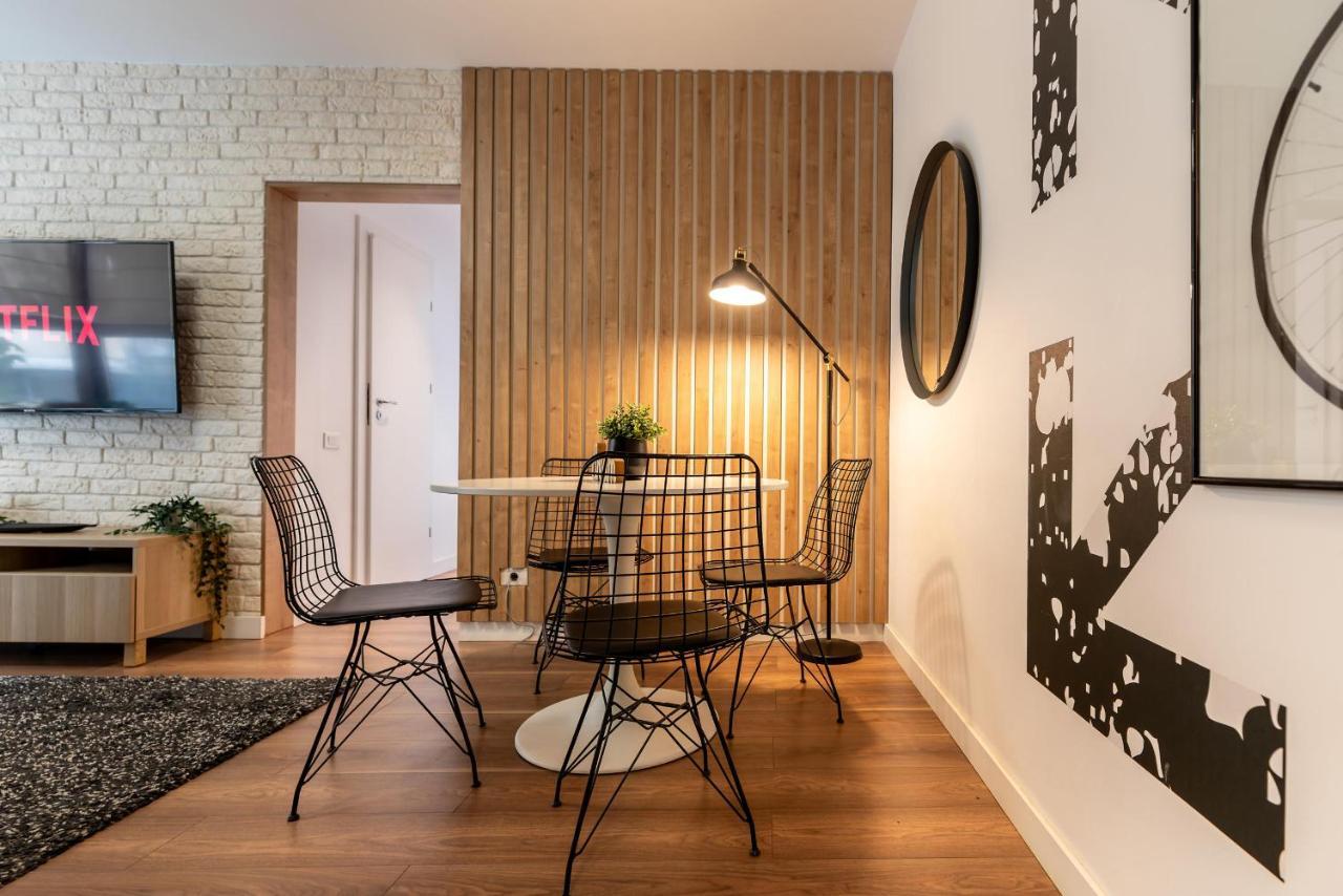 Downtown Retreat: Spacious 2-Br By Unirii Square Bukarest Exteriör bild