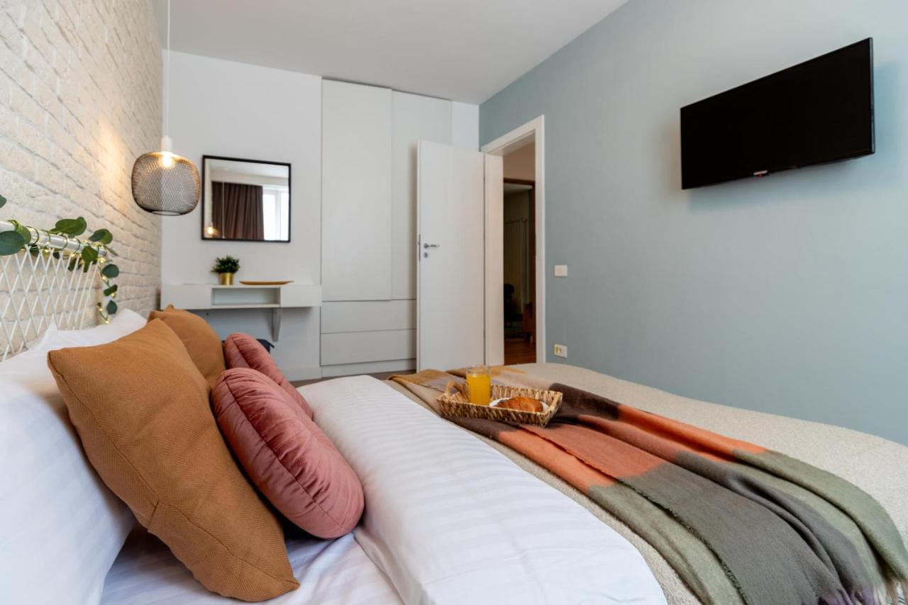 Downtown Retreat: Spacious 2-Br By Unirii Square Bukarest Exteriör bild
