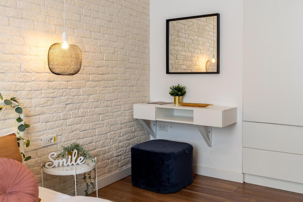Downtown Retreat: Spacious 2-Br By Unirii Square Bukarest Exteriör bild