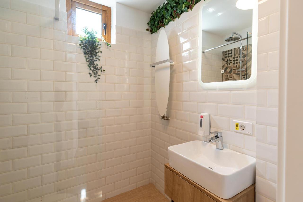 Downtown Retreat: Spacious 2-Br By Unirii Square Bukarest Exteriör bild