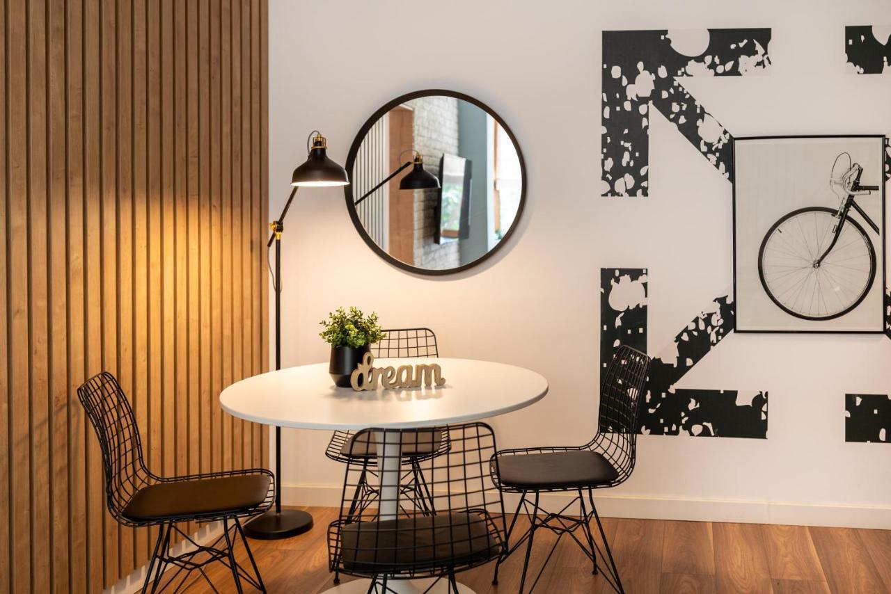 Downtown Retreat: Spacious 2-Br By Unirii Square Bukarest Exteriör bild