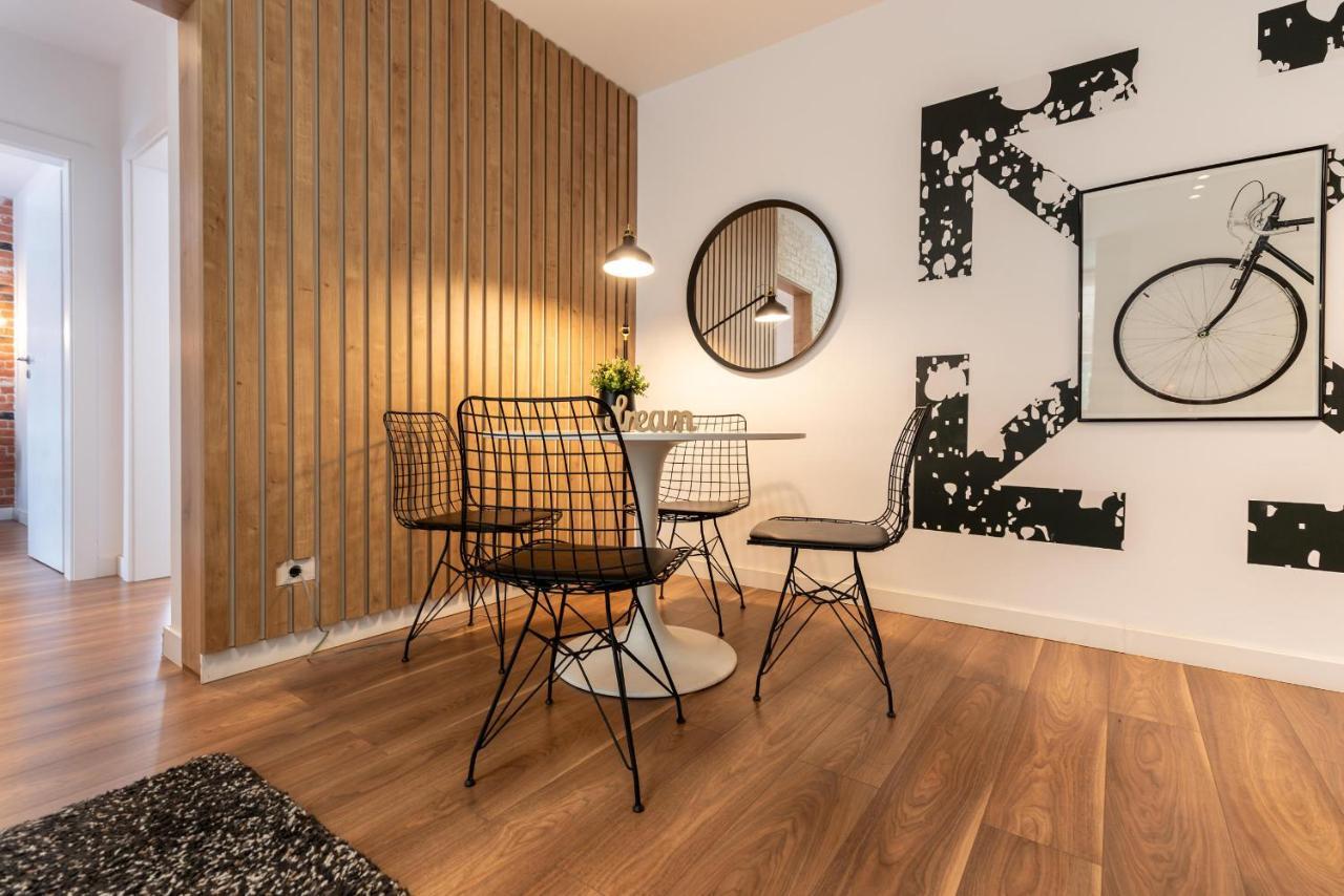 Downtown Retreat: Spacious 2-Br By Unirii Square Bukarest Exteriör bild