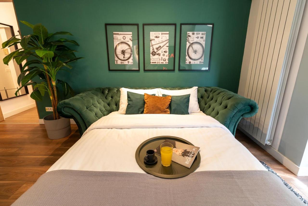 Downtown Retreat: Spacious 2-Br By Unirii Square Bukarest Exteriör bild