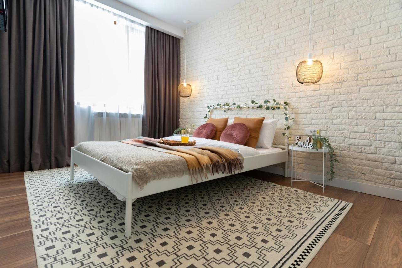Downtown Retreat: Spacious 2-Br By Unirii Square Bukarest Exteriör bild