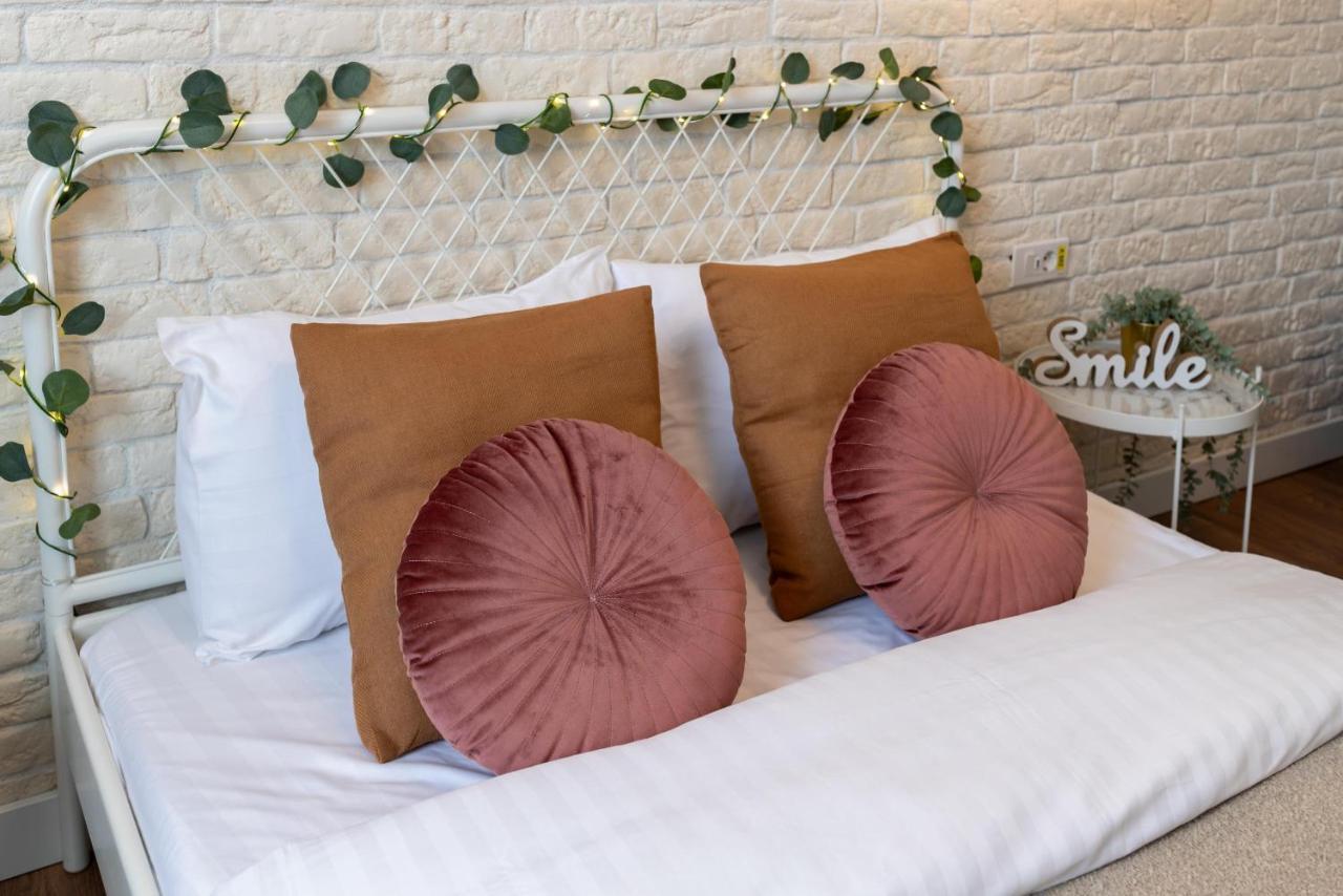 Downtown Retreat: Spacious 2-Br By Unirii Square Bukarest Exteriör bild